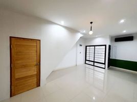 4 Bedroom House for rent in Eastern Bus Terminal Ekkamai Bangkok, Phra Khanong, Phra Khanong