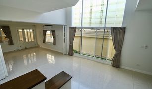 4 chambres Maison de ville a vendre à Chong Nonsi, Bangkok 