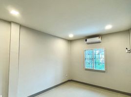 3 Schlafzimmer Villa zu verkaufen im Lio NOV Wongwaen-Pinklao, Bang Muang