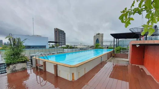 写真 1 of the Communal Pool at Zenith Place Sukhumvit 42