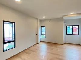 3 Bedroom Townhouse for sale in Hua Mak, Bang Kapi, Hua Mak