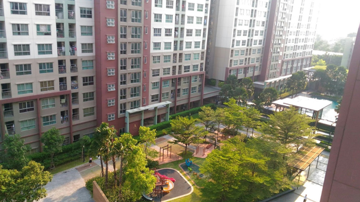 Фото 1 of the Communal Garden Area at Lumpini Place Ratchayothin