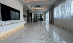 芭提雅 农保诚 Chokchai Village 9 6 卧室 屋 售 