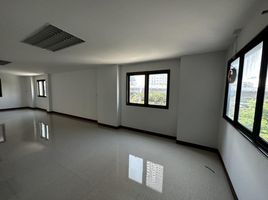 5 Bedroom Whole Building for rent in Wongwian Yai BTS, Khlong Ton Sai, Bang Lamphu Lang