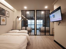 2 Schlafzimmer Appartement zu vermieten im Nusa State Tower Condominium, Si Lom