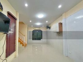 3 Schlafzimmer Reihenhaus zu verkaufen im The Villa Ramindra-Wongwaen, Tha Raeng