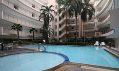 Фото 2 of the Communal Pool at Navin Court