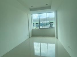 3 Bedroom Townhouse for sale at Baan Ratchapruek Suvarnabhumi - Ladkrabang, Lam Pla Thio, Lat Krabang