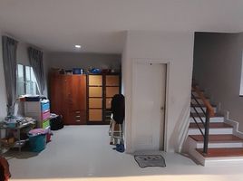 3 Schlafzimmer Reihenhaus zu verkaufen im P Residence Phetkasem-Setthakit, Om Noi, Krathum Baen