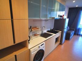 2 Schlafzimmer Appartement zu vermieten im Maru Ekkamai 2, Khlong Tan Nuea