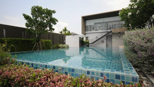 Photo 1 of the Communal Pool at Ploenchit Collina