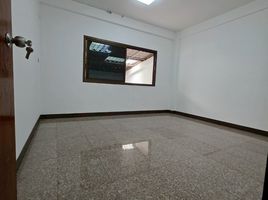 3 Bedroom Townhouse for rent at Baan Sri Pramot, Chong Nonsi