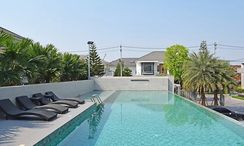 Фото 3 of the Communal Pool at Perfect Masterpiece Chaengwatthana