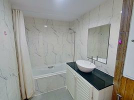 2 Schlafzimmer Appartement zu vermieten im Supalai Place, Khlong Tan Nuea