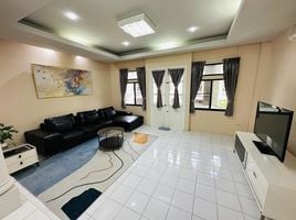 3 Bedroom Townhouse for rent at Moo Baan Chicha Castle, Khlong Toei Nuea