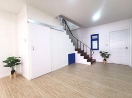 2 спален Таунхаус на продажу в Thanarom Sai Mai-Hathai Rasit, Lat Sawai, Lam Luk Ka, Патумтани, Таиланд