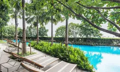 写真 2 of the Communal Pool at The Key Sathorn-Charoenraj