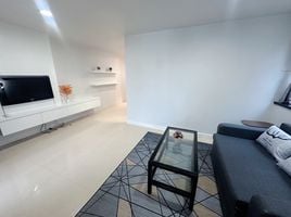 1 спален Кондо в аренду в 15 Sukhumvit Residences, Khlong Toei Nuea