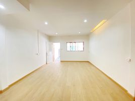 2 Bedroom Townhouse for sale in Paradise Park Shopping Center, Nong Bon, Bang Chak
