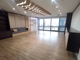210 m² Office for rent at Sun Towers, Chomphon, Chatuchak