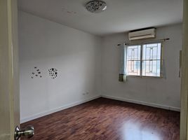 3 Schlafzimmer Reihenhaus zu verkaufen im Prukasa Ville Petchkasem-Phutthamonthon Sai 4, Krathum Lom, Sam Phran