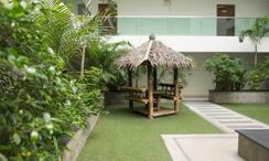 写真 3 of the Communal Garden Area at Laguna Bay 1