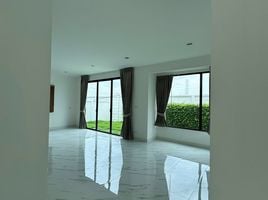 3 спален Таунхаус в аренду в Como Bianca II, Bang Phli Yai