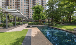 Фото 3 of the Communal Pool at S&S Sukhumvit Condominium