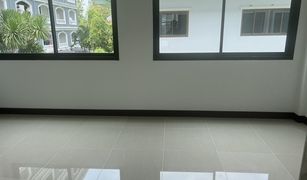 4 Bedrooms Townhouse for sale in Dokmai, Bangkok 
