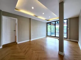 300 кв.м. Office for sale in Банг Капи, Бангкок, Khlong Chan, Банг Капи