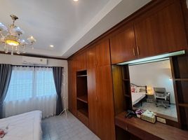 2 Schlafzimmer Reihenhaus zu vermieten im Baan Maneekram-Jomthong Thani, Wichit