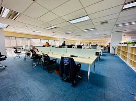 400 m² Office for rent at Serm Mit Tower, Khlong Toei Nuea