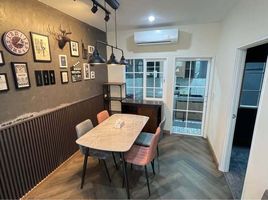 3 Schlafzimmer Reihenhaus zu vermieten im Golden Town Ramintra-Wongwaen, Ram Inthra