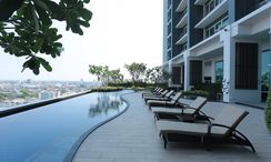 图片 2 of the 游泳池 at Menam Residences