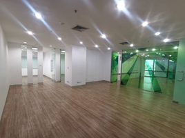 210 m² Office for rent at Sun Towers, Chomphon, Chatuchak, Bangkok