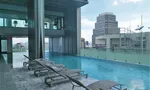 Piscine commune at Edge Sukhumvit 23