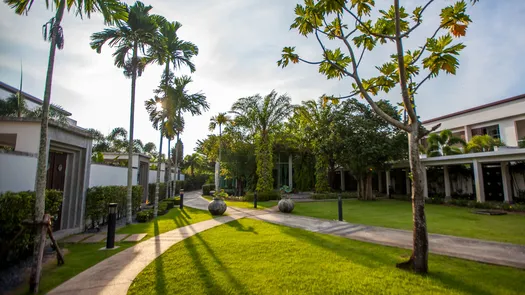 Фото 1 of the Communal Garden Area at Oxygen Bangtao