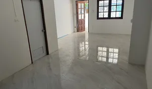巴吞他尼 Khu Khot Au Thong Place 2 2 卧室 联排别墅 售 
