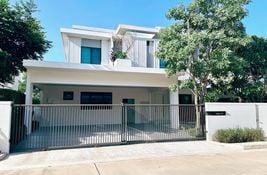 4 bedroom House for sale in Samut Prakan, Thailand