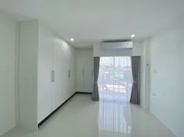 2 Bedroom Condo for sale at Happy Place Tower, Phra Khanong Nuea