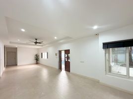 4 Bedroom House for sale at Lake Side Court 3, Pong