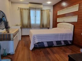 2 Schlafzimmer Reihenhaus zu verkaufen in Huai Khwang, Bangkok, Sam Sen Nok, Huai Khwang, Bangkok, Thailand