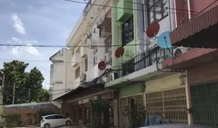 Таунхаус, 11 спальни на продажу в Lat Yao, Бангкок 