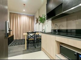 1 спален Кондо в аренду в Edge Sukhumvit 23, Khlong Toei Nuea