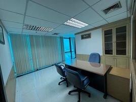 300 m² Office for rent at Ayothaya Tower, Huai Khwang, Huai Khwang, Bangkok