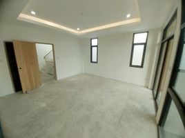 4 Bedroom Villa for sale at Modern Life HOME @ Sutthisan, Sam Sen Nok, Huai Khwang