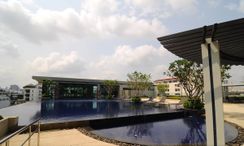 Фото 2 of the Communal Pool at Supalai Premier Ratchathewi