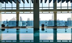 图片 3 of the Communal Pool at The Royal Maneeya