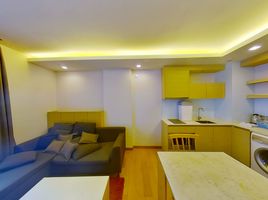 1 Schlafzimmer Appartement zu vermieten im Via Botani, Khlong Tan Nuea