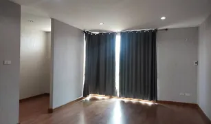3 Bedrooms Townhouse for sale in Khlong Sam Prawet, Bangkok Mind Hof Romklao-Suvarnabhumi